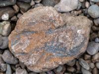 Mehrfarbiger Stein in Grau, Weiß und Hellbraun